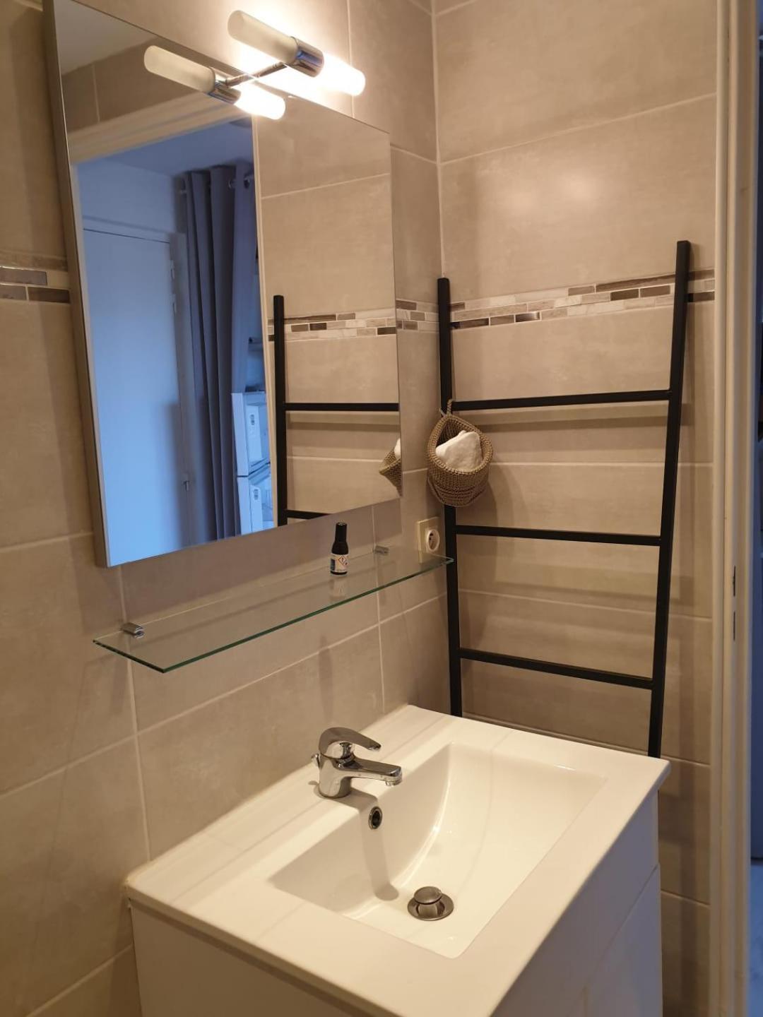 Appartement Climatise A 800M De La Plage Frejus Bagian luar foto